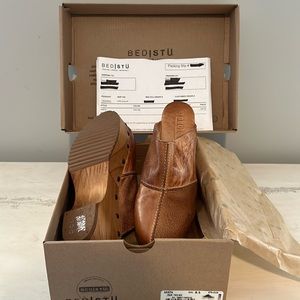 Brand new Bed Stu Clogs, Tan, 8.5